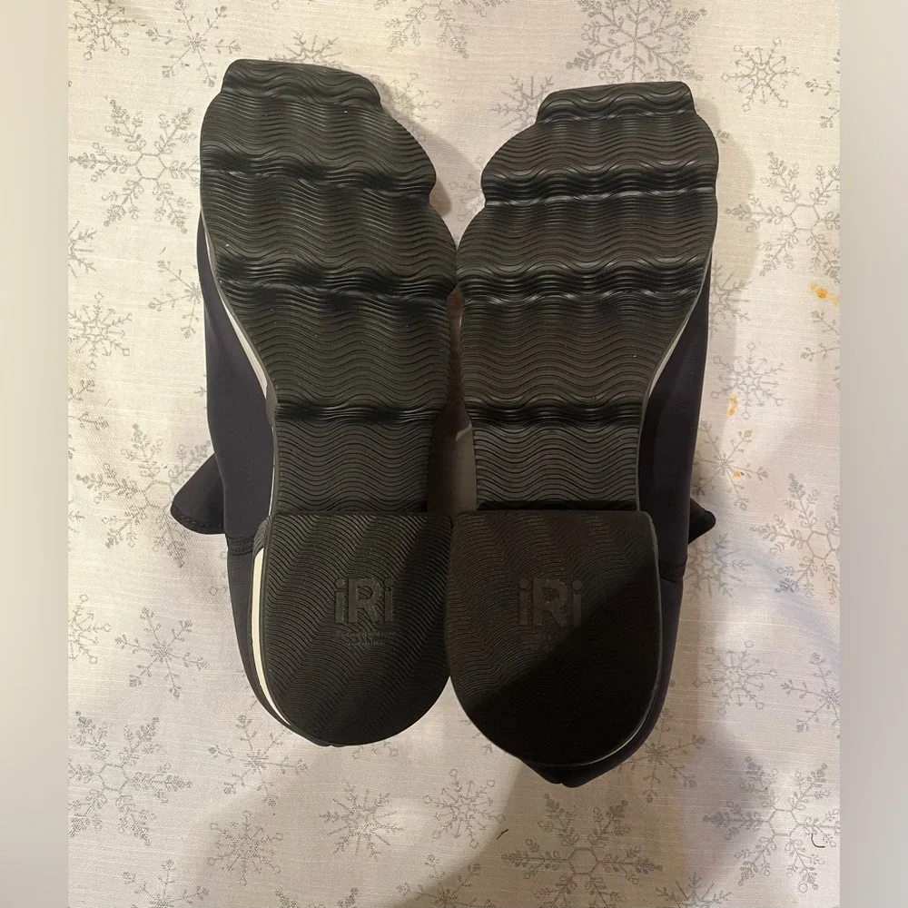New iRi WES I Black Outline Low Top Women’s Sneaker – Size 10.5W / EU 40.5